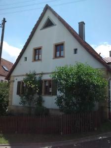 a white house with a fence in front of it at Ferienhaus Herzogenreuth in Heiligenstadt