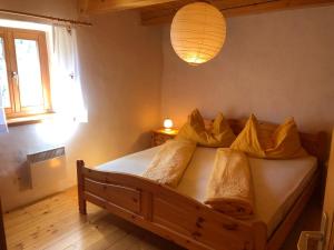 ein Schlafzimmer mit einem Bett und Kissen darauf in der Unterkunft Rustico Scoperta in Linescio