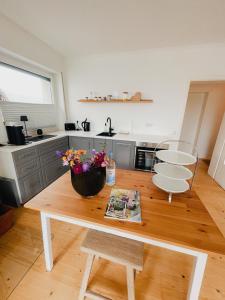 a kitchen with a table with flowers on it at Ferien in der Flurstraße in Velbert