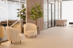 a waiting room with two chairs and a table at Hotel Via Vitez in Vitez
