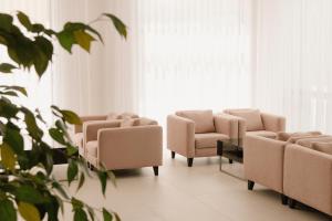 a waiting room with a row of chairs and a row of windows at Hotel Via Vitez in Vitez