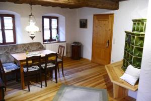 a living room with a table and a couch at Ferienhaus Herzogenreuth in Heiligenstadt