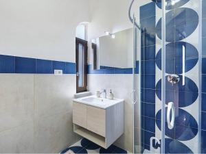 a bathroom with a sink and a shower at Ara Solis in Arola