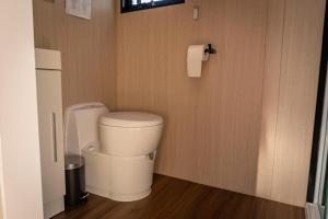 a small bathroom with a toilet in a room at Black Snake Sky Box by Tiny Away in Grantow