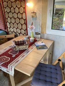 a wooden table in a small room with a table sidx sidx sidx at LandAuszeit Hummeltal in Culm