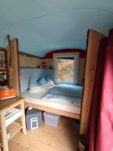 a bedroom with a bunk bed with a window at LandAuszeit Hummeltal in Culm