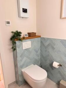 a bathroom with a white toilet and a sink at Lieblingsbude Homberge in Ennepetal +27 photos
