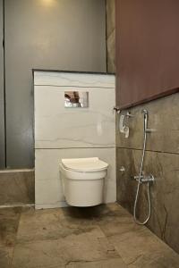 a bathroom with a toilet and a shower at Hotel Jiio in Kurukshetra +25 photos