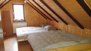 Postel nebo postele na pokoji v ubytování Hisa V Sadovnjaku