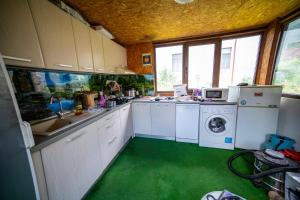 a kitchen with a green floor in the middle at Кампинг Петлето in Sokolovtsi