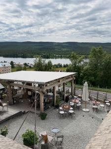 a pavilion with tables and chairs and a view of a lake at Skoogs Logi - Rum in Funäsdalen