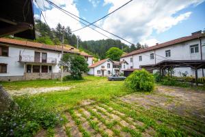 a group of houses in a village with a yard at Кампинг Петлето in Sokolovtsi +18 photos