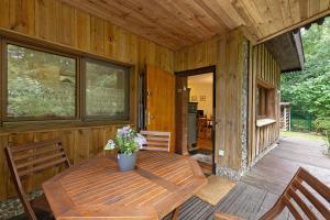 a wooden porch with a wooden table and chairs at Urlaubsoase am Bruchsee in Templin