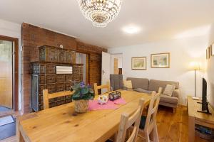 a living room with a wooden table and a couch at Urlaubsoase am Bruchsee in Templin