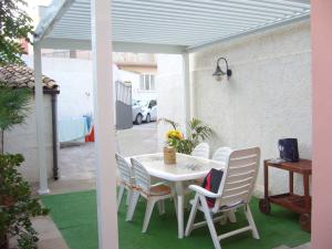 ポルトパーロにあるCasa indipendente con ampia verandaのパティオ(白いテーブル、椅子付)