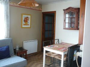 a living room with a table and a couch at Guesthouse La Burle in Parentis-en-Born