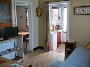 a room with a kitchen and a living room at Guesthouse La Burle in Parentis-en-Born