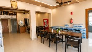 a dining room with a table and chairs at Jhankor Hotel in Sīkar