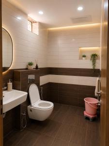 a bathroom with a toilet and a sink at Jhankor Hotel in Sīkar