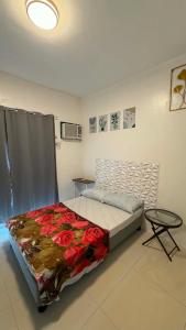 a bedroom with a bed and a table in it at Modena Town Square Minglanilla in Minglanilla