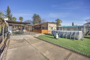 a house with a yard with a net at Rural El Santiscal in Arcos de la Frontera