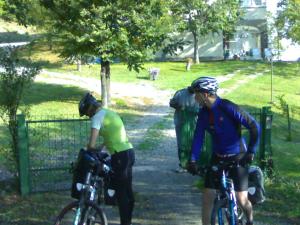 un grupo de personas en bicicleta en un camino en B&B Bosco Dei Cervi, en Grizzana