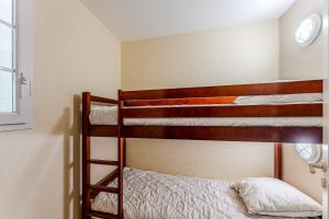 two bunk beds in a room with a bed at Golf de Biscarrosse – Piscine in Biscarrosse