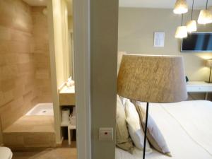 سرير أو أسرّة في غرفة في Hotel Alegria