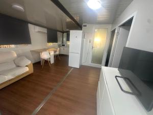 a room with a couch and a table and a kitchen at La Casita in Seville