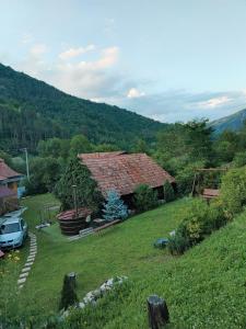 a house on a hill with a car parked in a yard at Casa Rei in Vidolm