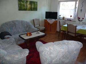 Sala de estar con 2 sofás y mesa en Ferienwohnung Klauke, en Winterberg