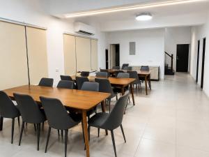 a classroom with tables and chairs in a room at Hai Jing Man Lu B&B in An-hsia