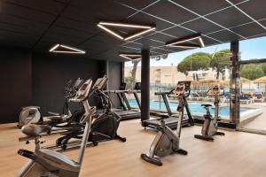 ein Fitnessstudio mit Laufbändern und Ellipsentrainern in der Unterkunft Hotel Best Cambrils in Cambrils