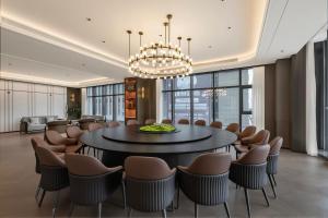 a conference room with a round table and chairs at Crowne Plaza Dalian Kerren in Dalian +119 photos