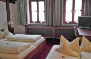 Postel nebo postele na pokoji v ubytování Hotel Augsburger Hof