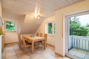 a dining room with a table and chairs at Ferienwohnung "Am Hennenberg" in Erlenmoos