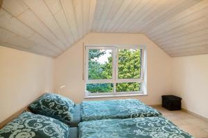 a living room with a couch and a window at Ferienwohnung "Am Hennenberg" in Erlenmoos