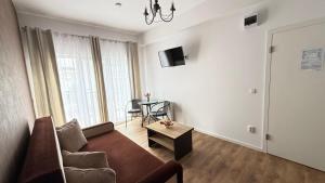 ein Wohnzimmer mit Sofa und Tisch in der Unterkunft Casa Mindru in Topliţa