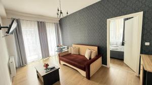 ein Wohnzimmer mit Sofa und ein Schlafzimmer in der Unterkunft Casa Mindru in Topliţa