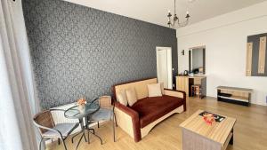 ein Wohnzimmer mit Sofa und Tisch in der Unterkunft Casa Mindru in Topliţa