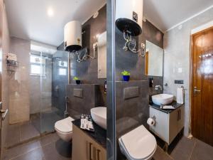 a bathroom with a toilet and a sink and a shower at Soothing Stayz - Near Medanta The Medicity in Gurgaon