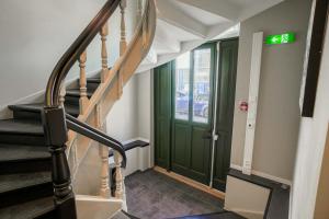 a staircase with a green door in a building at Moderne leilighet i Gjøvik 201 in Gjøvik