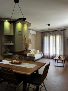 a living room with a table and chairs and a couch at Villa iliotropio in Lefokastro