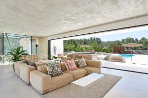 a living room with a couch and a large window at Can Pep De Sa Guaita in Sóller