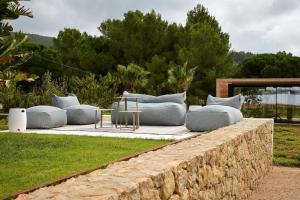 a couch sitting on top of a stone wall at Can Pep De Sa Guaita in Sóller