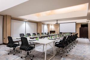 a conference room with a long table and chairs at Sama Inn Hotel in Riyadh