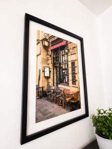 a framed picture of a restaurant on a wall at Centre-Ville Appartement 90m2 Le Normand in Elbeuf
