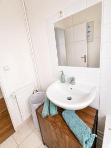 a bathroom with a sink and a mirror at Centre-Ville Appartement 90m2 Le Normand in Elbeuf +39 photos