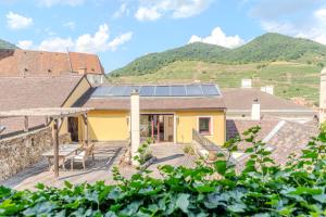 a house with solar panels on the roof at Hakuna Rooftop Penthouse Wachau in Spitz