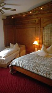 Postel nebo postele na pokoji v ubytování Hotel Augsburger Hof